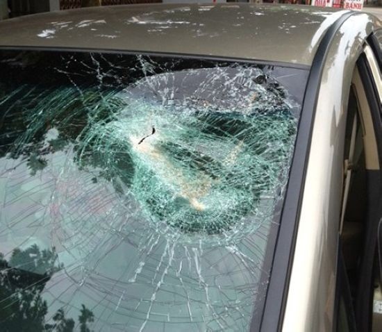 Nạn ném đá ôtô xuất hiện ở Hà Nội